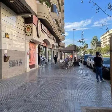 Appartement 10-minute Walk To | Pool & Parking Málaga